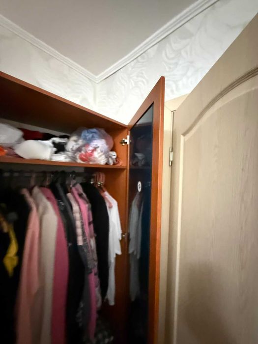 Шкаф с ящиками и зеркалом