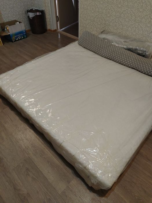 Матрас 2х спальный.