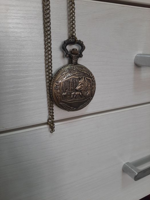 Часы на цепочке новые