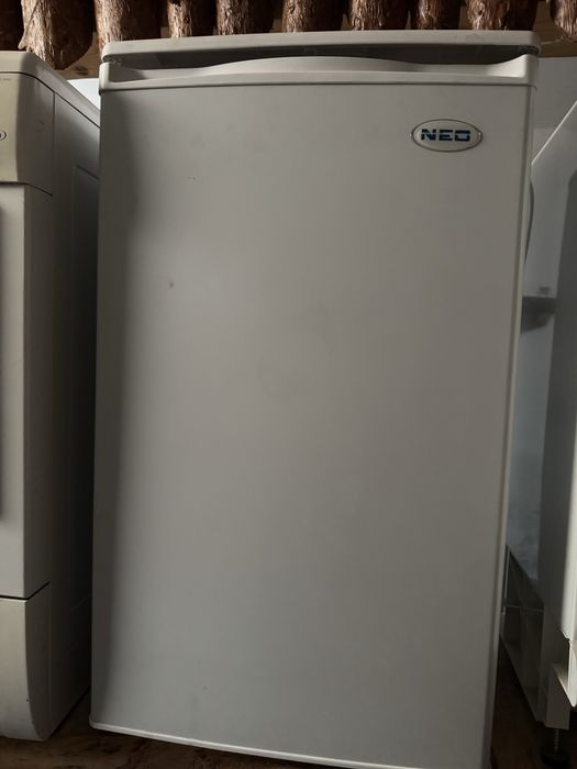 Бяла техника (хладилник, микровълнова и котлон).