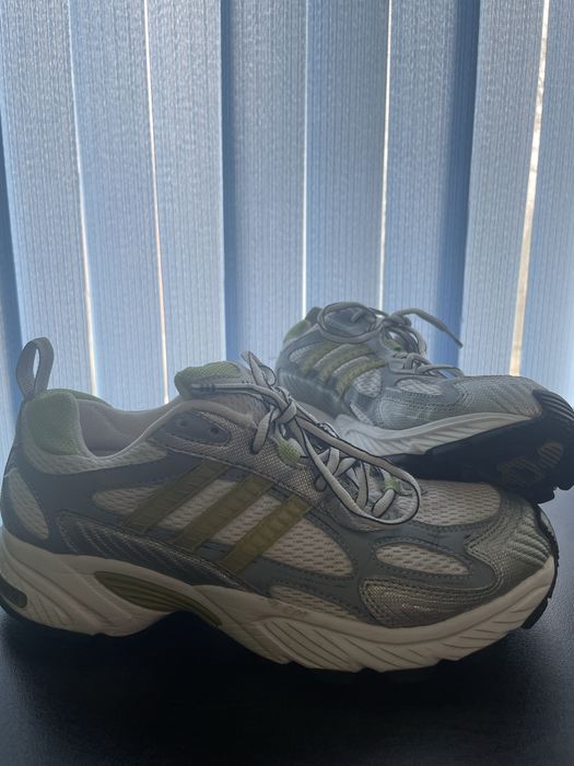 Обувки adidas.