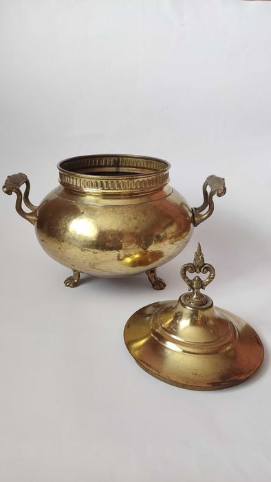 Голям старинен ръчно кован месингов съд с дръжки и крачета от бронз