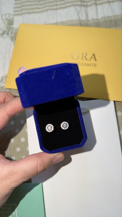 Пусеты из серебра и муассанита