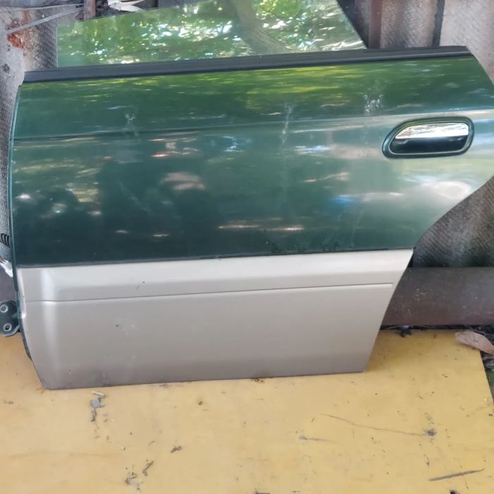 Двериь на Subaru Outback  Б4 .