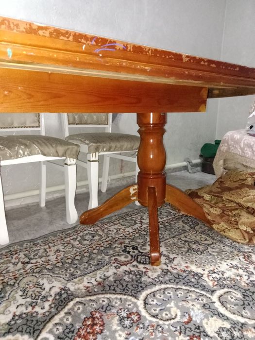 Гостевой стол из дерева