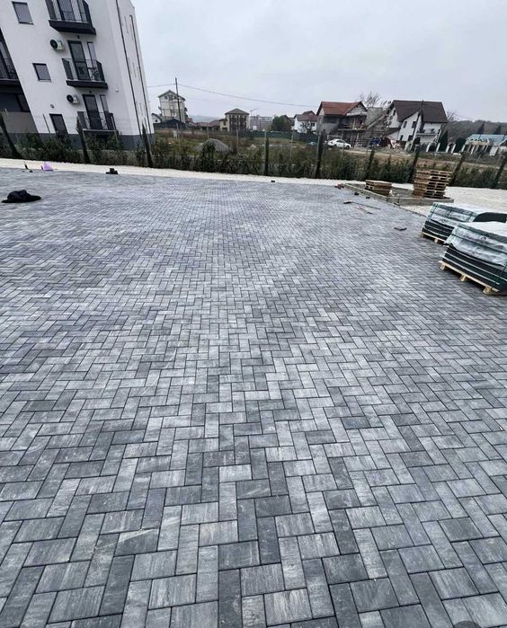 Amenajări cu pavaje.  Curți, parcări și trotuare.