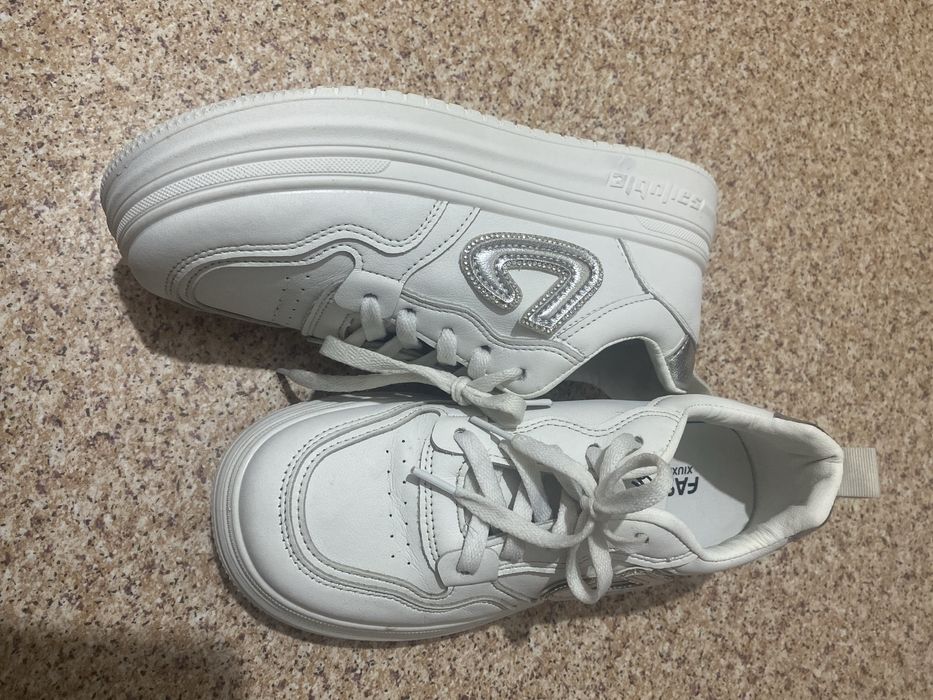 Женские  кроссовки  продам ,