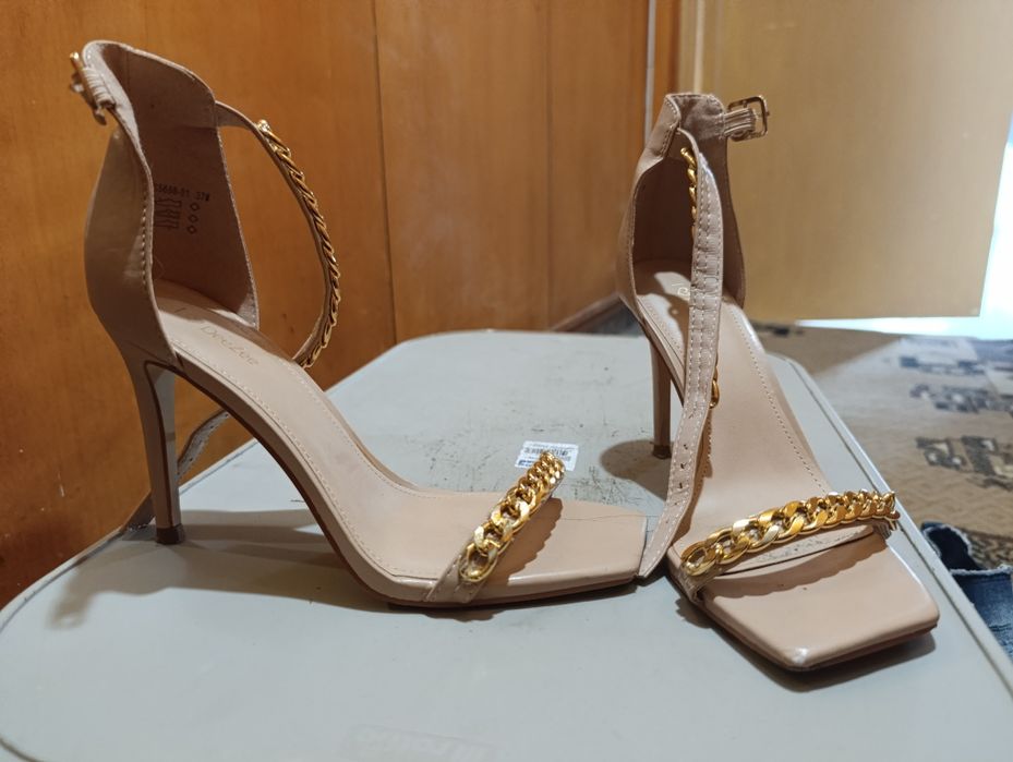 Обувки на ток, маратонки