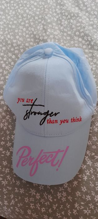 Нова шапка с козирка