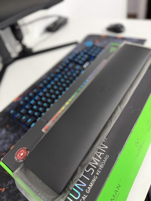Tastatură gaming Razer Huntsman V2 – ca nouă, cutie + palm rest nou