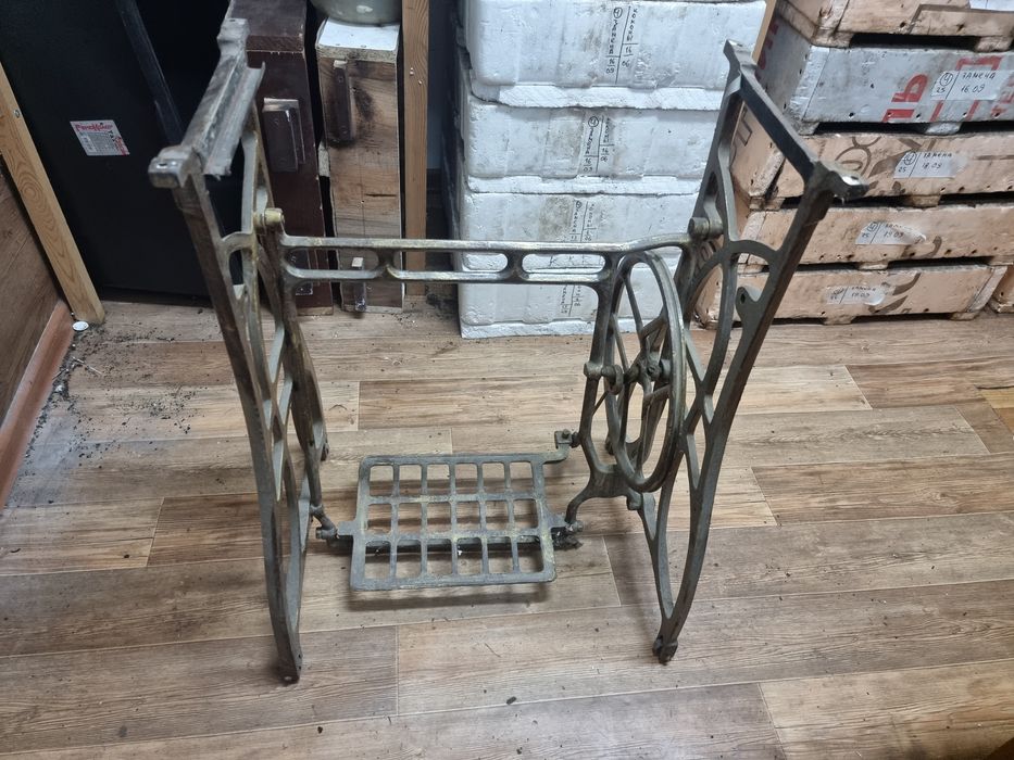 Станина, подставка для швейной машинки.