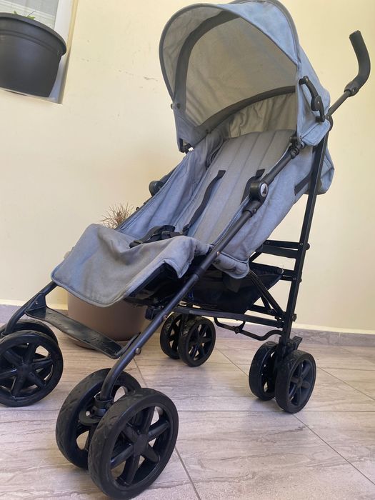 Компактна количка тип чадър