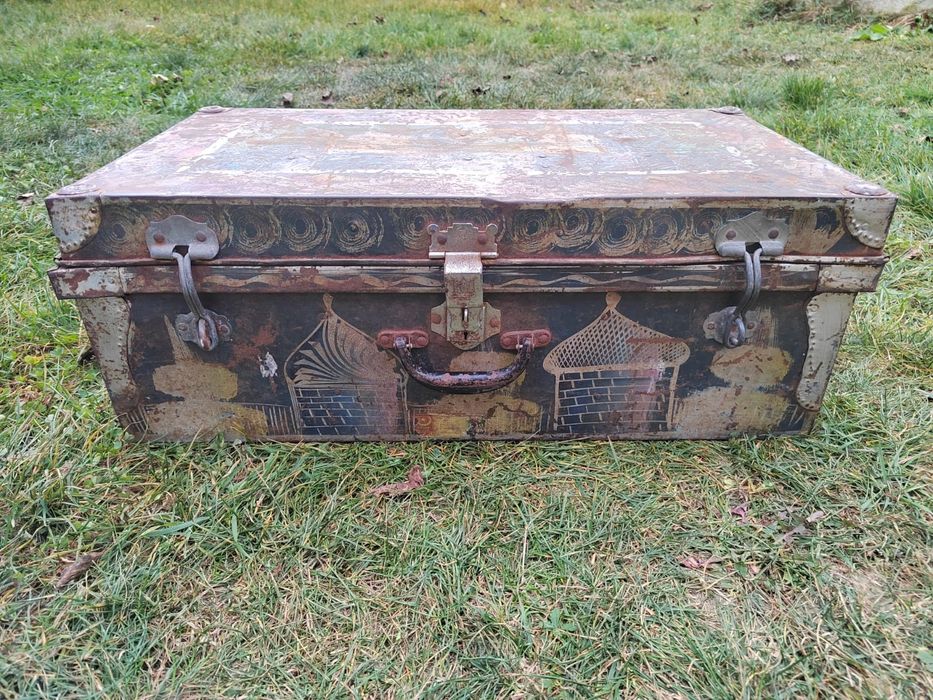 Cufăr vechi metalic pictat