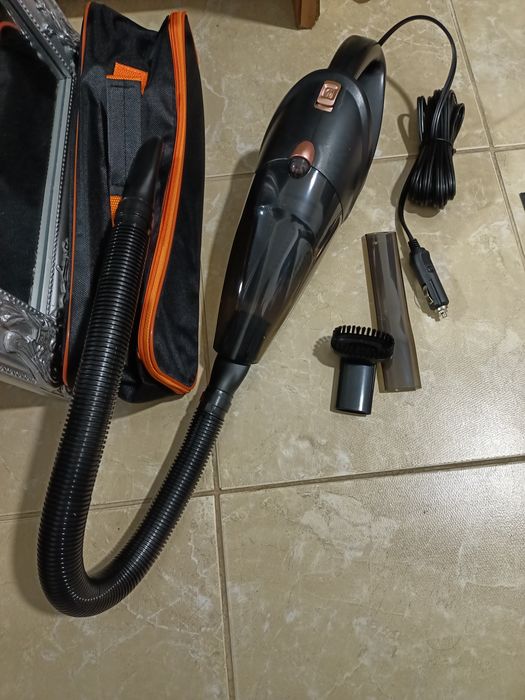 Aspirator auto cu accesorii