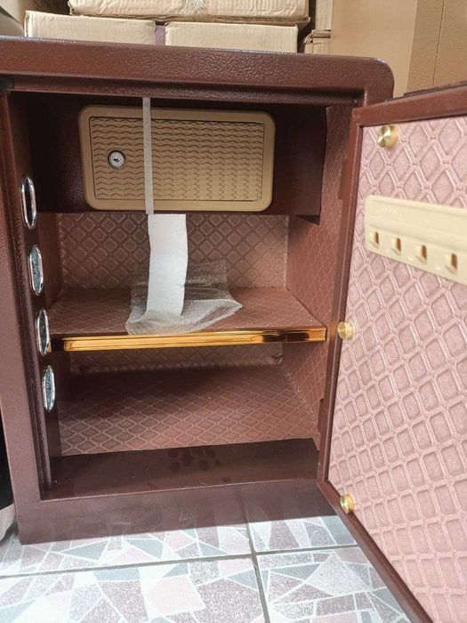 Продается сейф (50см)