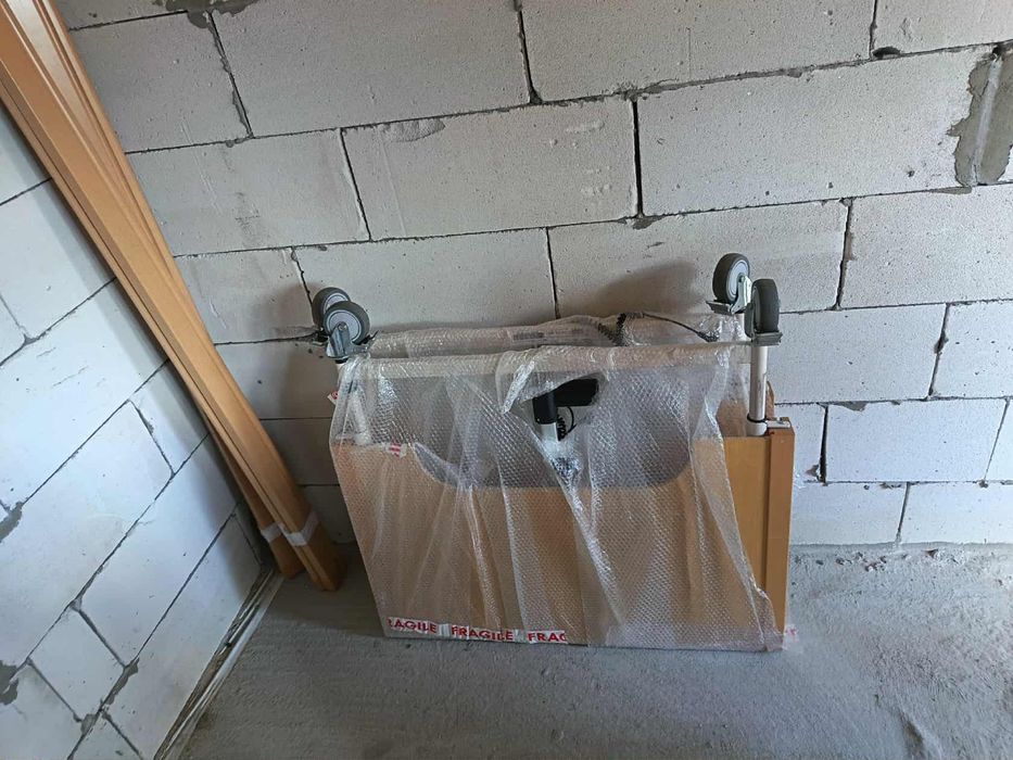 Vând pat electric medical