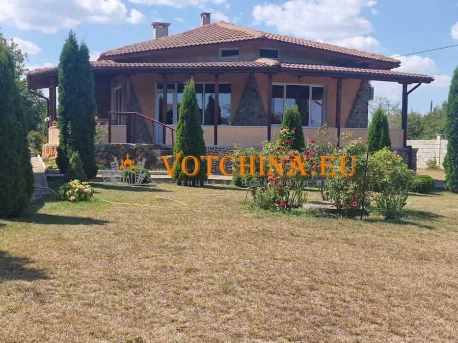 Едноетажна къща с голям двор в село Славеево