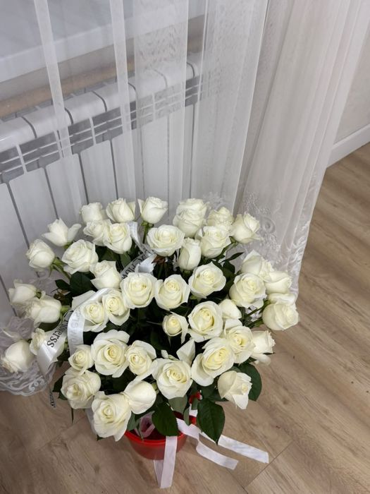 Нежный букет белых роз