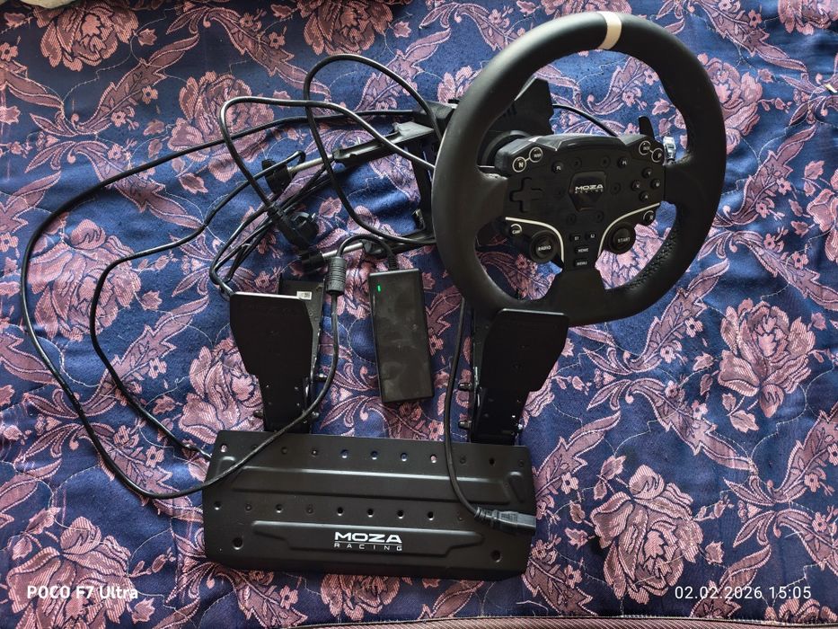 Moza R5 - игровой руль.
