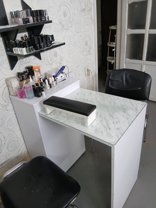Маникюрный стол отличного качества