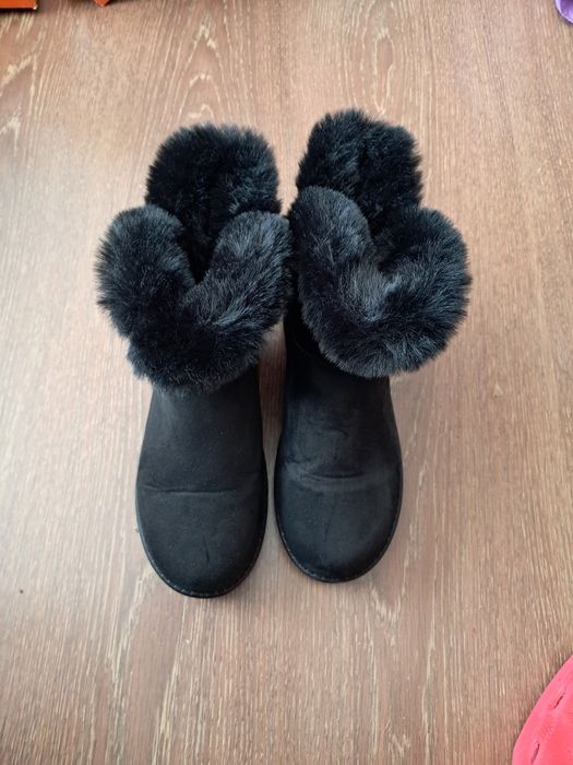 Vând Botine noi .