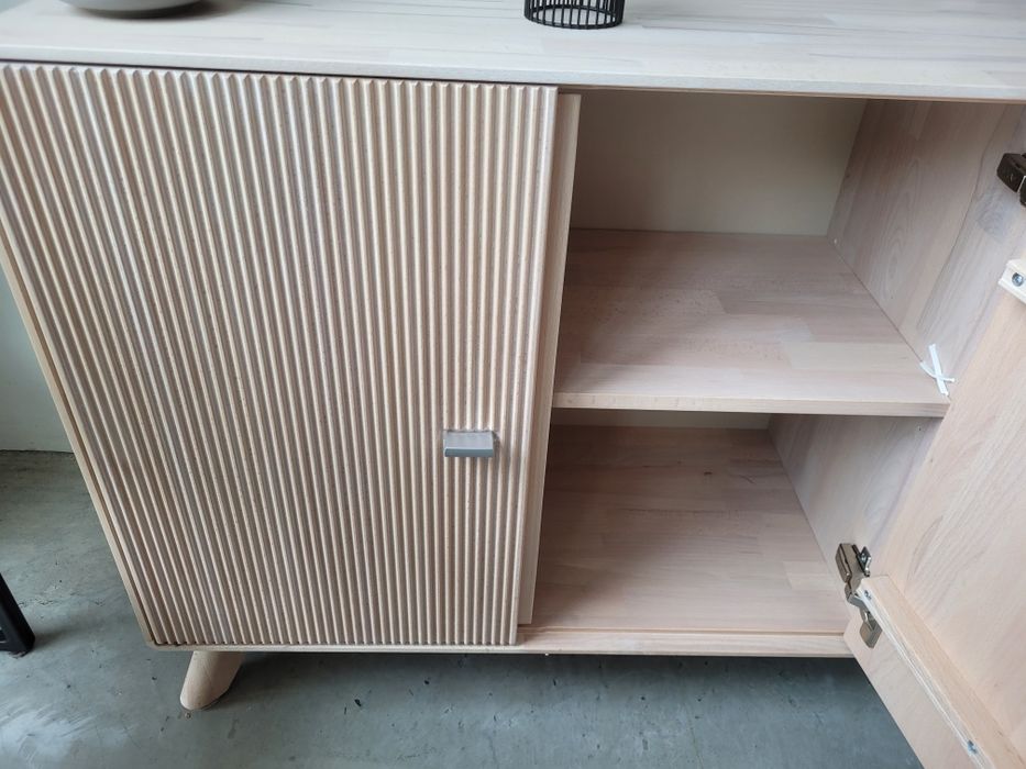 Продавам нов шкаф избелен  бук масив 140х75х40 см