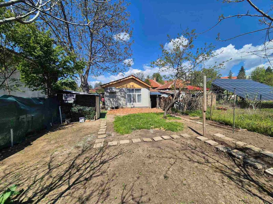 Продоваме обзаведена къща в гр. Левски !