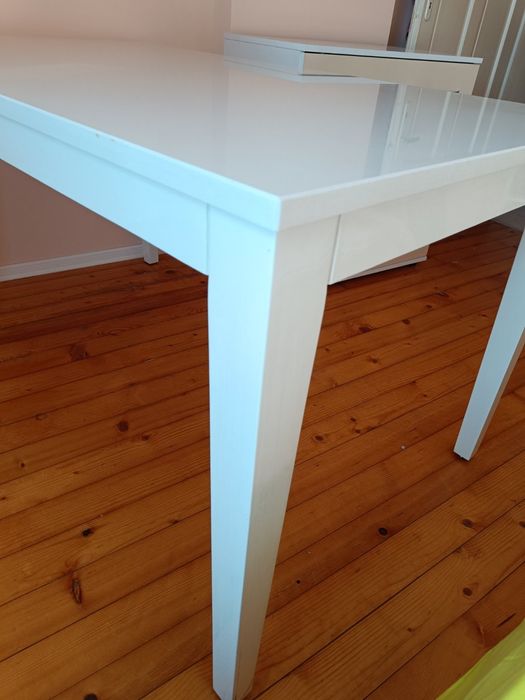 Трапезна маса от технически камък