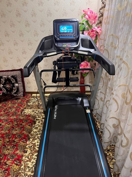 Беговой дорожка рассчитана на 180кг,большой.