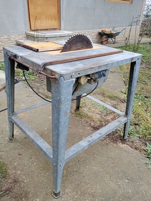 Circular cu masa 220v