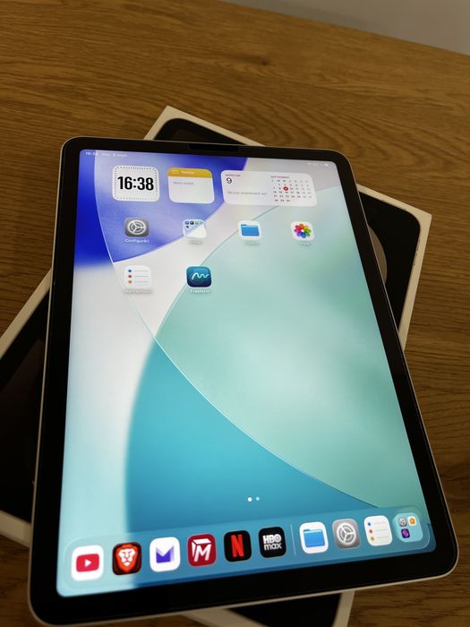 iPad Air 5 (2022) M1 Starlight 256GB – Stare Impecabilă / Ca Nou (+ Kit Logitech)