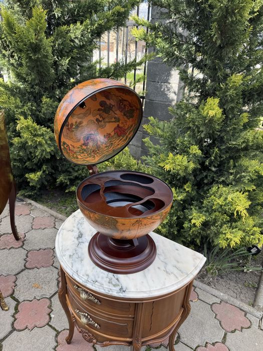 Mini-bar elegant in forma de glob