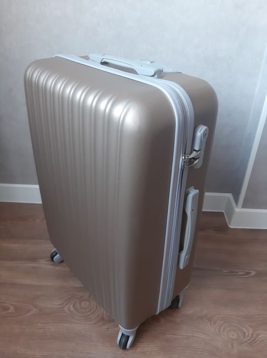 Чемодан среднего размера "М".