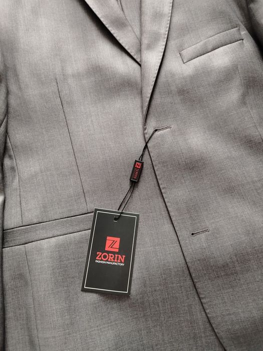 Продам костюмы новые