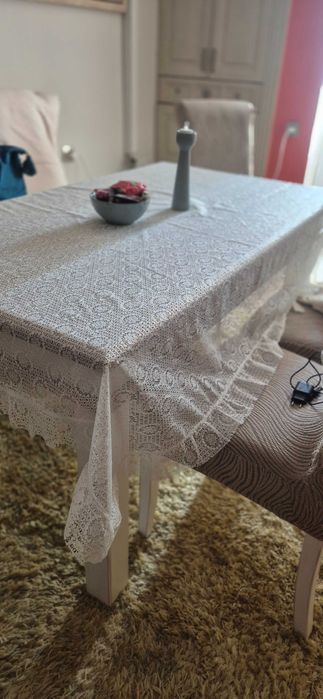 Продавам бяла дантелена покривка за маса