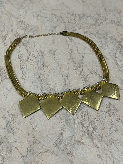 Колье золотистого цвета