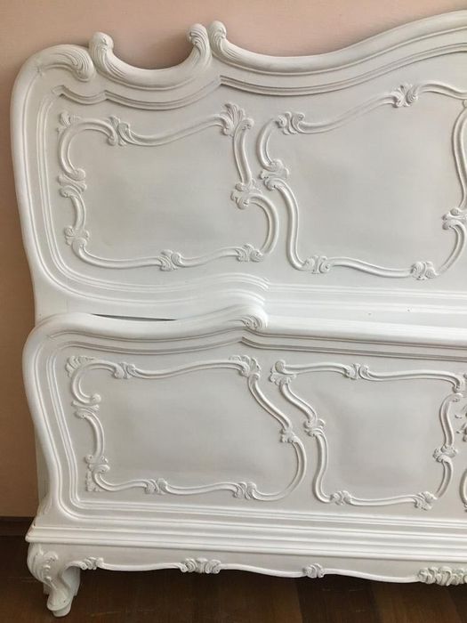 Pat alb stil baroc din lemn