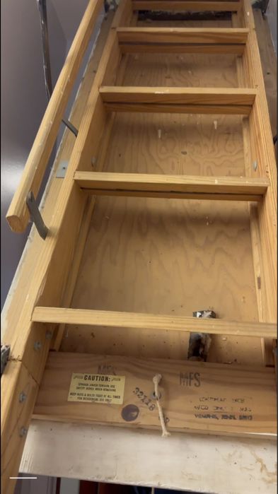 Чердачная дверь с раскладной лестницей