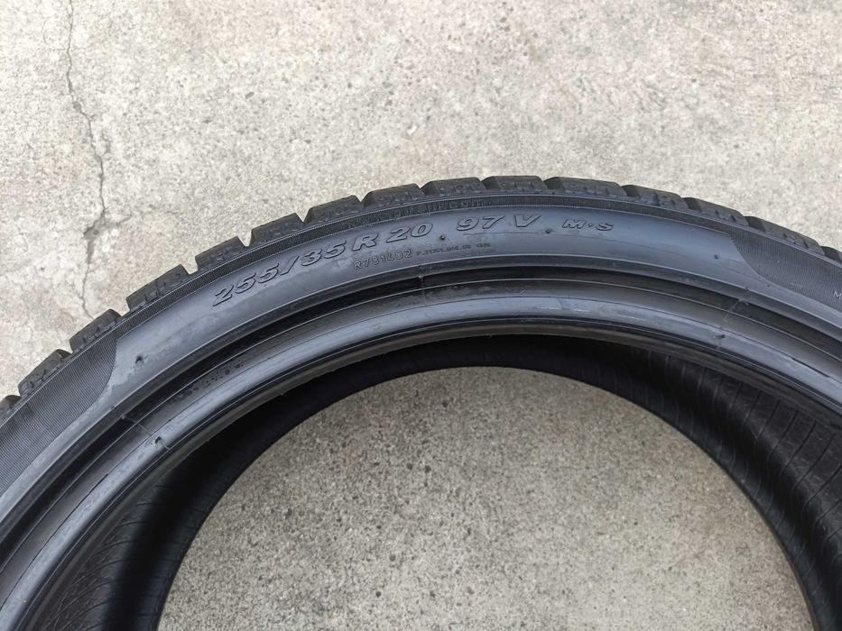Doua anvelope iarna 255 35 20 pirelli sottozero 2 profil de 7,8 mm