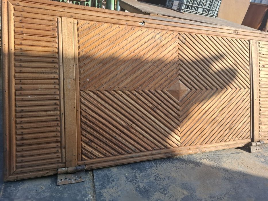 Двери из дерева дуб.