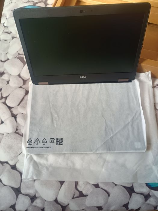 se vinde laptop ca nou la cutie