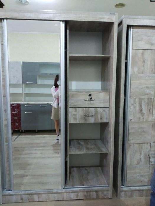 Шкаф-купе с зеркалом