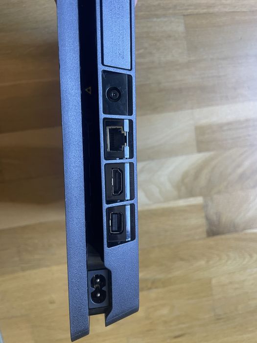 Ps4 slim 1 TB.