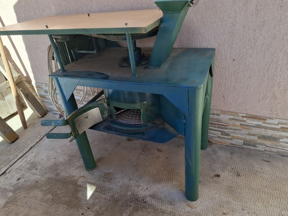 Vând mașina de făcut pastă de maceșe sau bulion