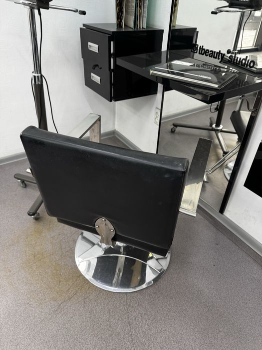 Продам кресло парикмахерское