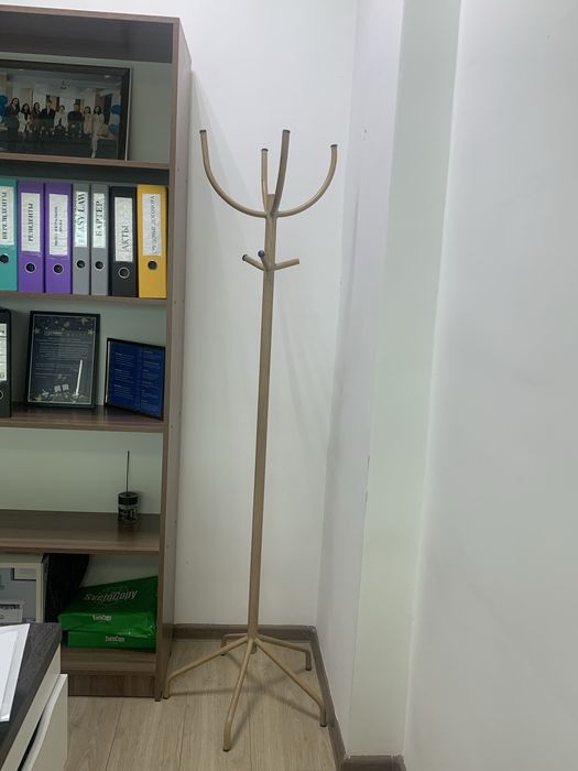 Столы, полоки, вешалка