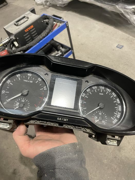 Дистроник медия оправление за климатик средна решетка фар а хароген за