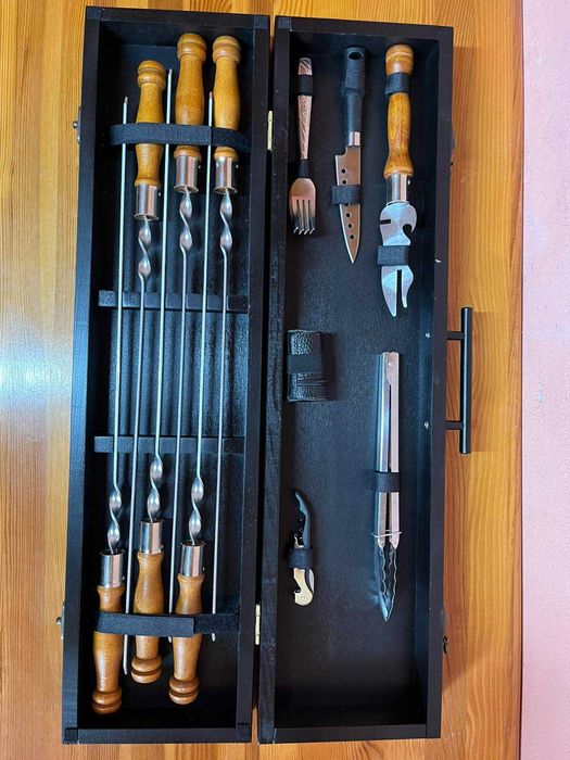 Set ustensile grătar BBQ, cutie lemn fag, 6 frigărui, cuțit, clește, pahare