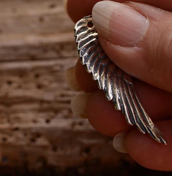 Сребърен медальон 925 ангелско крило – талисман за защита.