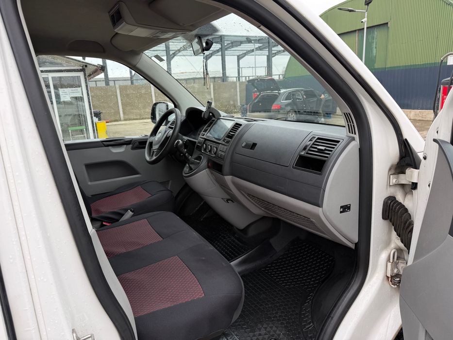 Volkswagen T5 Transporter 9 Locuri 2013